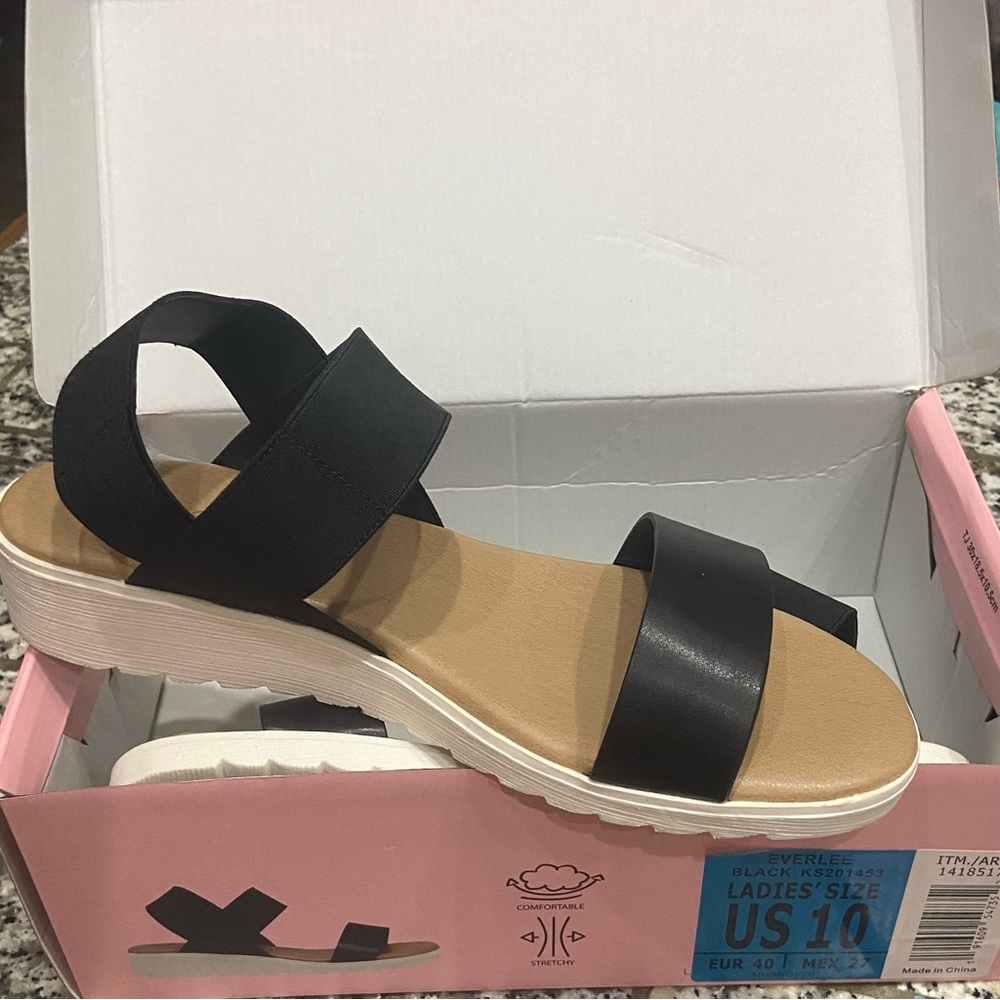 BNIB Kensie Sandals